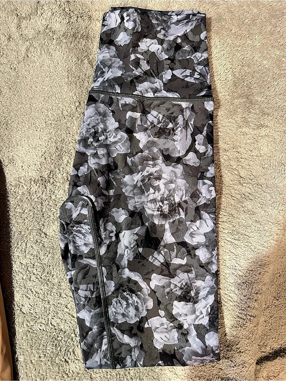Aerie offline 7/8 Floral Athletic Leggings in Gray & Black Like New